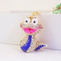 Détails d'un porte-clés serpent doré avec émail bleu et incrustations de strass brillants - Bleu foncé