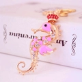 Portachiavi a forma di cavalluccio marino colorato con smalto rosa e strass luccicanti - Rosa