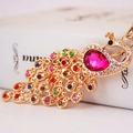 Portachiavi pavone colorato con strass vivaci su metallo dorato per borse da donna - Rosa