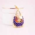 Porte-clés sac à main doré avec motif bleu et détails brillants en strass - Bleu