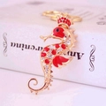 Porte-clés hippocampe mignon avec émail rouge et strass blancs sur métal doré - Rouge