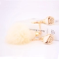 Elegante llavero beige con pompon de piel sintética, rosas de tela y cadena dorada - Blanco