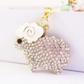 Simpatico portachiavi a forma di pecora con strass, smalto bianco e gancio dorato - Bianco