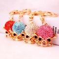 Portachiavi teschio con strass colorati in rosso blu rosa e bianco base dorata - Colore Casuale