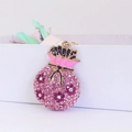 Portachiavi borsa della fortuna rosa con strass e dettagli floreali in smalto - Rosa