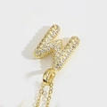 Collier doré scintillant avec un pendentif lettre W serti de pierres de zircone cubique - Lettre M