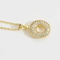 Élégant collier en maille jante dorée avec pendentif circulaire serti de zircons pavés - Lettre O