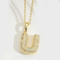 Collier avec pendentif lettre U bombée dorée orné de zircons blancs sur chaîne à maillons - Lettre U