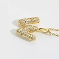 Pendentif lettre M dorée serti de cristaux de zircone cubique brillants sur une chaîne - Lettre W