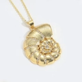 Collar con colgante de concha dorada decorado con circonitas brillantes y cadena fina - Náutilo Dorado Con Circonia