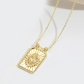 14k vergulde rechthoekige heilige hart hanger ketting met zonnestralen op witte achtergrond - Vierkante Hanger