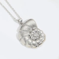 Elegante colgante de caracola de plata con circonitas brillantes en cadena fina - Náutilo Plateado Con Circonia