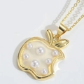 Collana con ciondolo a mela dorata minimalista con perle bianche e resina su catena incrociata - Mela