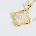 Collana a quadrifoglio dorata con inserto bianco perlato e cinque piccole perle - Quadrifoglio