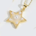 Collana minimalista con stella dorata, perla centrale e sottile catenina d'oro - Pentagramma