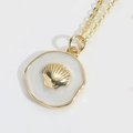 Vintage-Halskette mit goldenem runden Anhänger, weißer Emaille und 3D-Muschelmotiv - Weiß (XL3602-1)