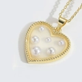 Elegante collana a cuore dorato con perle bianche su cornice intrecciata dorata - Cuore