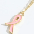Collana minimalista dorata con ciondolo a nastro in smalto rosa su sfondo bianco - Rosa