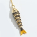 Collana con ciondolo a pesce snodato in smalto arancione e finitura dorata - Nero