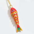 Collana con ciondolo a pesce snodabile colorato con smalto rosso arancione verde in oro - Rosso