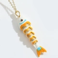 Pendente a pesce articolato con smalto bianco arancione e blu e catena dorata - Giallo