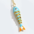 Colgante de pez articulado en azul claro con escamas doradas y detalles naranja en cola - Azul cielo