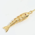 Collana con ciondolo a forma di pesce dorato articolato e occhio in gemma rossa - Pesce Rosso (Grande)