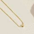 Collier minimaliste en or 18 carats avec chaîne vénitienne et pendentif cube poli - Style Cube Doré