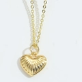 Collar de corazón dorado con textura de rayos de sol y cadena fina tipo O - Corazón de Textura Radial / Dorado