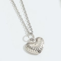 Elegante collar con colgante de corazón plateado con un diseño de superficie radiante - Corazón de Textura Radial / Plateado
