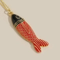 Modieuze gouden goudvis hanger ketting met rode en zwarte emaille visschubben detail - Zwart Rood
