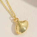 Exquisite goldene Halskette mit Seestern- und Muschelanhänger und feiner Kette - Jakobsmuschel / Gold