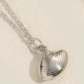 Modische silberne Muschel-Halskette mit texturiertem Design und feiner Gliederkette - Jakobsmuschel / Silber