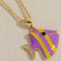 Collana con ciondolo a forma di pesce tropicale, smalto viola, dettagli gialli e zirconi - Pesce Viola (20251113)