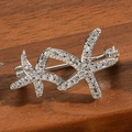 Silberne Seestern-Brosche mit funkelnden weißen Zirkonia-Steinen auf dunklem Holzgrund - Seestern Stil (Silber)