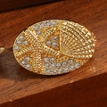 Vintage Seestern und Muschel Brosche mit weißen Kristallen auf Holzoberfläche - Seestern Muschel Stil (Gold)