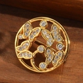 Exquisito broche circular hueco bañado en oro de 14k con mariposa y cristales blancos - Mariposa Redonda Hueca (Dorado)