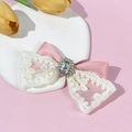 Détail de pince à cheveux avec ruban rose, dentelle blanche et centre en strass luxe - Rose