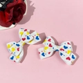 Dettaglio di fermagli per capelli in gros-grain bianco con cuori colorati e rosa rossa - Bianco