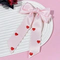 Rosa Satin-Haarschleife mit roten Herzen und langen Bändern für Valentinstag-Looks - Rosa
