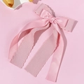 Detalle del pasador rosa de doble lazo con cinta de raso brillante y encaje - Rosa