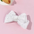 Elegante fermaglio per capelli in pizzo bianco con fiori ricamati su sfondo rosa - Piccolo Fiocco Bianco