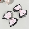 Details von rosa Satinbögen mit schwarzer Spitze und silbernem Kristallschmetterling - Rosa Schwarzer Schmetterling