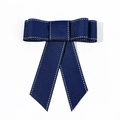 Detail einer dunkelblauen Stoff-Schleifenspange mit weißen Nähten und langen Bändern - Marineblau