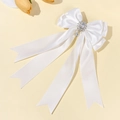 Detail van witte satijnen strik haarklem met strass hanger en lange linten sieraad - Wit