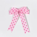 Détail d'une barrette à cheveux nœud rose avec texture côtelée et motifs cœurs - Rose Cœur (Queue Courte)