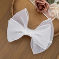 Elegante pinza para el pelo de organza blanca con malla de doble capa en bandeja de madera - Blanco