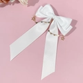 Detalle del lazo de raso blanco para el pelo con cadenas doradas de estrellas de lujo - Blanco