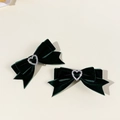 Detalle de pinzas para el cabello de terciopelo verde oscuro con brillantes de corazón - Verde Oscuro