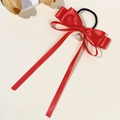 Rote Haargummi-Schleife aus Satin mit langen Bändern und Perlenanhänger im Detail - Rot